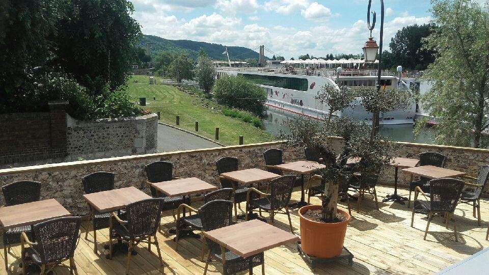 Unique terrace on the banks of the Seine